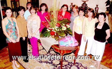 18052007
Sofía acompañada de Concha Lupe de Valdés, Paty de Murra, Colette Reynaud, Estela de Obeso, Sonia Mansur, Yazmín Mansur, Cova de Murra, Mana Buchanan y Amelia Lugo.