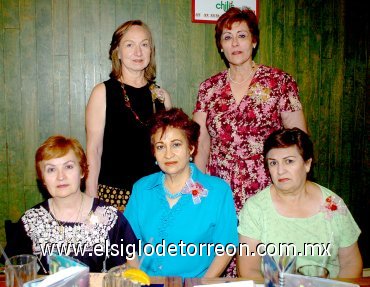 16052007
Oralia Armendáriz, Katy de Martínez, Gloria de Ramírez, Aurora Berlanda de González y Blanca Inés de Alba, reuniodas con motivo del día de la madre