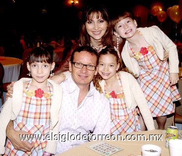 20052007
Alberto Arriaga y Sonia de Arriaga con sus hijas Ivanna, Luciana y Altana Arriaga.