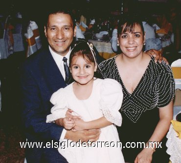 20052007
Alonso Gómez Vizcarra y Delia Pérez de Gómez acompañados de su hija Nayeli, en pasado acontecimiento social.