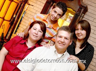 20052007
Carlos Luis González, Rita Iruzubieta de González, Rita Cristina González y Carlos Luis González I.