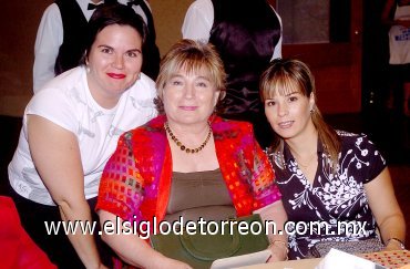 20052007
Dorinda Silveyra, Valeria de García y Karina Muñoz, jugaron bingo.