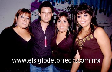 20052007
Lorena, Lily y Zeneth acompañaron a Omar.