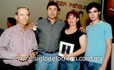 20052007
Miguel, Lupita y Miguel Dávila y Cruz González.