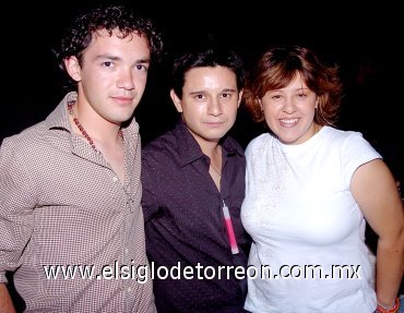 20052007
Omar Coyoli y sus primos Carlos Álvarez y Nancy Sánchez.