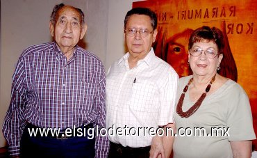 21052007
Carolina de Obregón, Carlos Obregón y Víctor Castro C.
