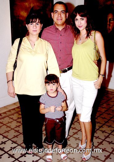 21052007
Daniela Ramos, Otto Ramos, Rosa Isela de Ramos y Mariángel Ramos