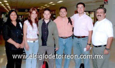 19052007
Érick Figueroa, César Aguilar y Juan Luis Heiras viajaron a España y los despidieron Isela Alcalá y Rosalba Fernández.