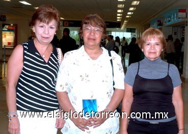 19052007
Lilia García viajó a México y la despidieron Gloria Castañeda y Raquel de Heiras.