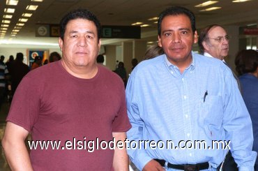 21052007
Albino Córdova viajó a Tijuana y lo despidió Miguel Morales.