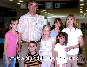 21052007
Eduardo Jiménez y Consuelo de la Torre viajaron a Los Ángeles en compañía de sus hijos Lalo, Consue, Susy, Lore y Neto.