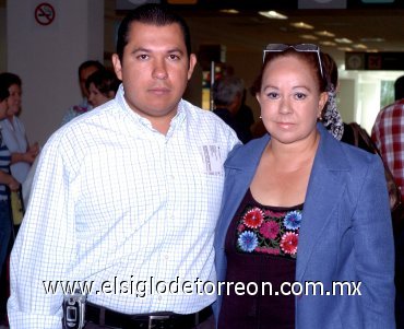 21052007
Gerardo Silva viajó a México y lo despidió Norma Abedrop.