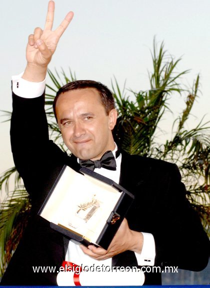 El director de cine ruso Andrei Zviaguintsev tras recibir el premio a mejor actor, en nombre del actor de la misma nacionalidad Konstantin Lavronenko por la película 'Izgnanie'.