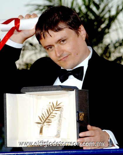 La película '4 Luni, 3 Saptamini Si 2 Zile' del director rumano Cristian Mungiu se lleva la palma de oro en el festival de Cannes.