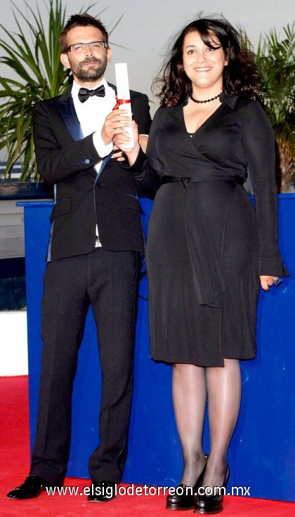 La caricaturista y directora iraní Marjane Satrapi, y el director francés Vincent Paronnaud tras recibir el gran premio del jurado por la película animada 'Persépolis', durante la ceremonia de entrega de premios del festival de cine de Cannes celebrada en Francia. Estos dos directores compartieron el premio con el mexicano Carlos Reygadas por su película 'Stellet Licht'.