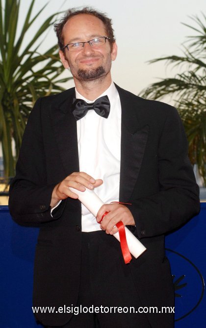 En la edición número 60 del Festival de Cine de Cannes, el director mexicano Carlos Reygadas obtuvó el gran Premio del Jurado por su película 'Stellet Licht'.


Al recoger el premio, Reygadas fue muy breve, habló en francés y agradeció el premio a tres de sus colaboradores y cercanos “al festival y al jurado” en un reconocimiento de escasos segundos.

Luz Silenciosa cuenta la historia de un hombre que mantiene una relación adúltera en una comunidad de menonitas que vive en el estado de Chihuahua.



El director de 35 años compartió el galardón otorgado “ex aequo” con la película Persépolis, un largometraje de animación, dirigido por la iraní Marjane Satrapi.