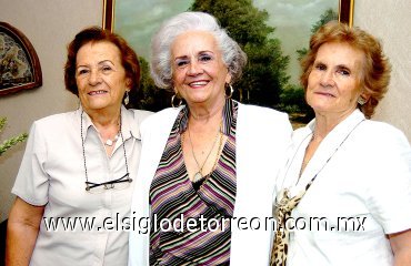 22052007
Señora Nieves, acompañada de sus hermanas Angélica y Rosario Mac Gregor.