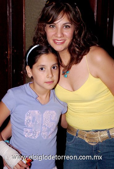 23052007
Adriana de Ríos y la pequeña Astrid Ríos