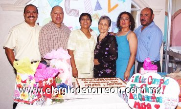 24052007
José Antonio, Rogelio, Gerardo, Silvia y Ma. Dolores Serrano Herrera, ofrecieron un agradable convivio para Josefina Herrera por su 75 aniversario de vida