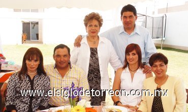 24052007
Señora Gabriela Robles de Cantú, el día de su cumpleaños acompañada de sus hijos Yuri C. de López, Luis y Sergio Cantú Robles, hijas políticas Marcela Siller de Cantú y Mireya de Cantú.