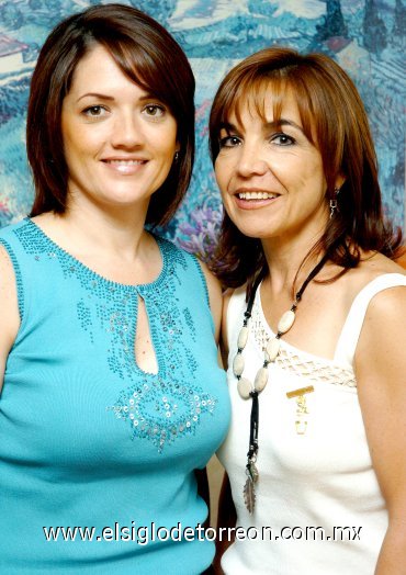 24052007
Yadira Cárdenas de González y Leticia Garza de Cepeda, presidenta entrante y saliente, respectivamente.