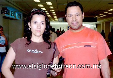 22052007
Desde Las Vegas, llegaron a Torreón Luis Rodríguez y Elvira Calderón.