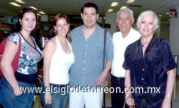 22052007
Ricardo y Karen Zugasti viajaron a Atlanta y los despidieron Roberto Machado, Alma Flores y Lilia Zugasti.