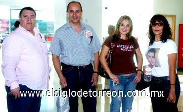 22052007
Roxana Paredes, Marcela Ciprés, Octavio Salmón y Francisco Martínez viajaron a Ixtapa.