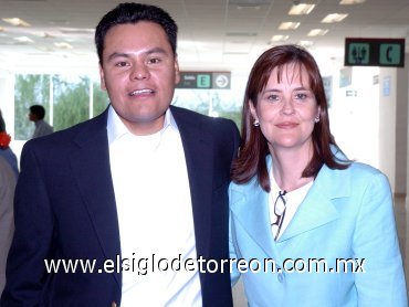 22052007
Susana Castillo llegó a Torreón desde la Ciudad de México y la recibió Julián Jaime.