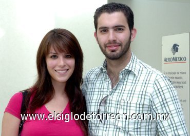 23052007
Laura Gajón viajó a París y la despidió Andrés González.