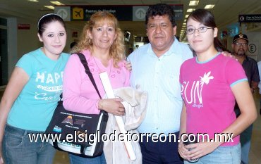 24052007
Dora Elia Segura arribó a Torreón desde la ciudad de México y la recibieron Armando Cruz, Anel y Cindy Moreno