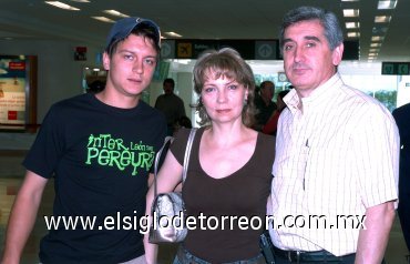 24052007
Marieta Petrova viajó a Bulgaria y la despidierron Peter y Luccio Petrova
