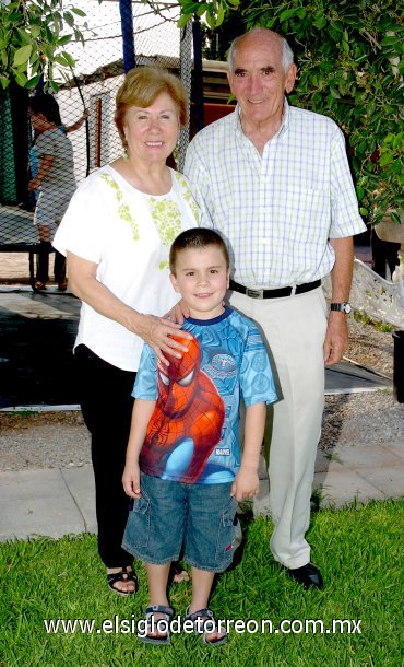 28052007
Por sus seis años de vida Fernando Montemayor Michel fue festejado por su familia.