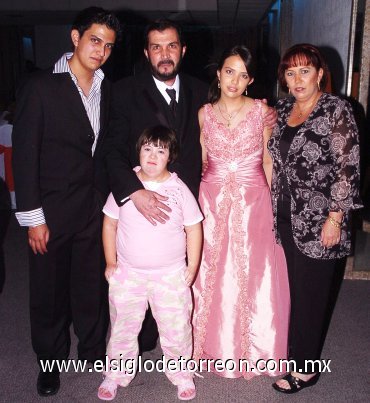 25052007
Stephanie en compañía de sus padres Juan y Laura Habib, hermanos Juan y Ana Laura.