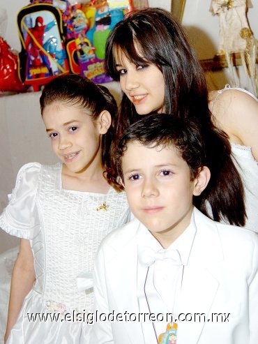 25052007
Belinda, Estrella Bezanir y Joshua, recibieron su segundo Sacramento.