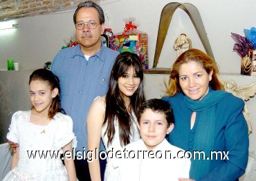 25052007
Estrella Bezanir, Belinda y Joshua, en compañía de sus padres Silvestre Faya y Estrella Atilano de Faya.