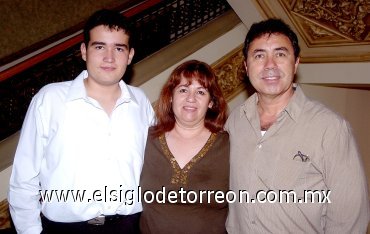 25052007
Miguel, Lupita y Manuel Dávila.
