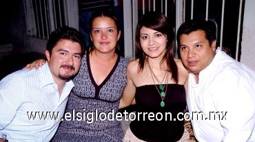 26052007
En reciente reunión de amigos, Sharon, Javier, Nadia y Eduardo.