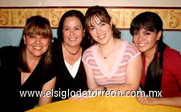 26052007
Umbelinda de Rangel, Edelmira de Isaís, Tania Martos y Katy Isaís, en ameno convivio.