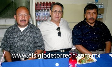27052007
En reciente convivio con motivo del Día del Maestro fueron captados Juan José Ávila Pérez, Sergio Caldera Ramos y Maxidro Anguiano Fuentes