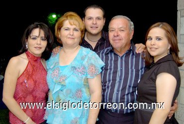 27052007
Felipe de Jesús Martínez Almonte, su esposa Ángeles y sus hijos María de los Ángeles, Ana Cristina y Felipe de Jesús.