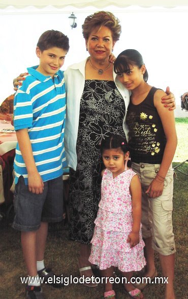 27052007
Graciela y sus nietos Luis, Ilse y Regina.