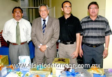 27052007
Luis Gerardo Ávila, Rodolfo Silva, Rodolfo Ulises Silva y Juan de Dios Reyes, en su reunión por el Día del Maestro.