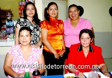 27052007
Lupita García Rosales, Juana Ma. González, Muqui Limones, Edith Mijares y Gloria González, en pasado convivio del Día del Maestro.