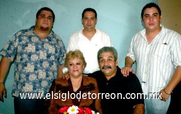 28052007
César Rafael, Adrián y Roberto Carlos Chávez, acompañaron en su 31 aniversario de casados a sus padres César Chávez e Isaura J. de Chávez.