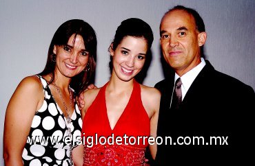 29052007
Alejandra Martínez Arellano, en compañía de sus papás Arturo Martínez Campos y María del Pilar Arellano de Martínez.