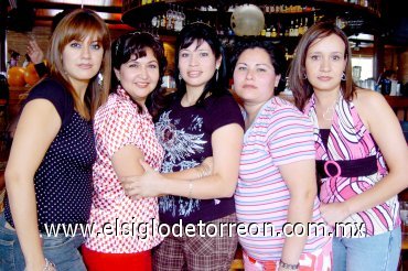 30052007
Elia Gutiérrez Villegas, festejó su cumpleaños en compañía de sus amigas Gaby Betancourt, Rosalinda Martínez, Ivonne Guerrero y Paola Sánchez.