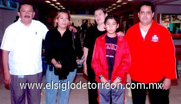 25052007
Hugo Hamdan, José Luis Díaz y Patricia Silva viajaron a Canadá y los despidieron Jesús Silva y Elsa Rojas.