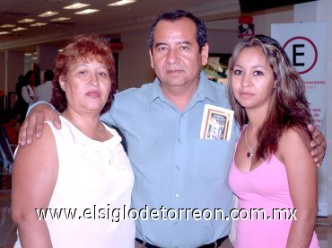 25052007
Juan Valenzuela y Flor Díaz viajaron a Tijuana y los despidió Cristela Valenzuela.
