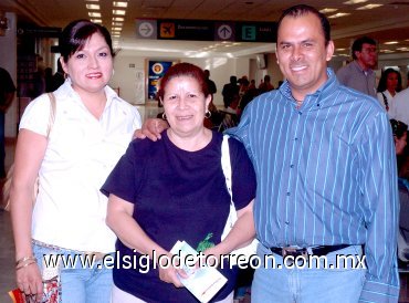 25052007
Martha Mena viajó a Los Ángeles y la despidieron Juan Miranda y Mara Rodríguez